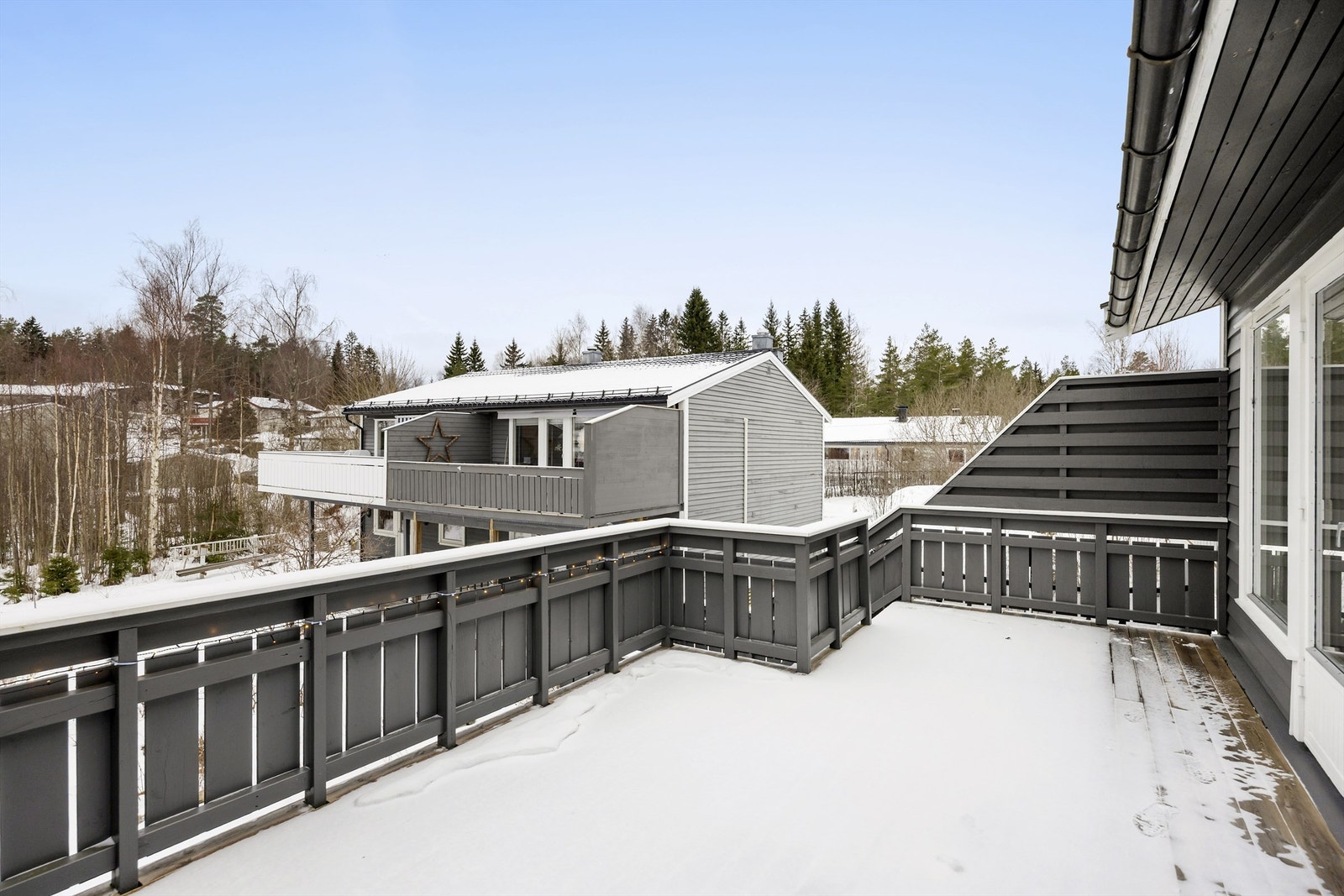 Fint utsyn og god plass til utemøblement og grill. Galleribilde
