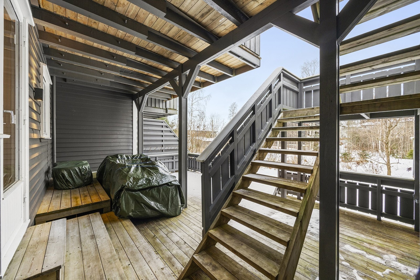 Vestvendt terrasse med god plass til utemøblement. Trapp opp til veranda. Galleribilde