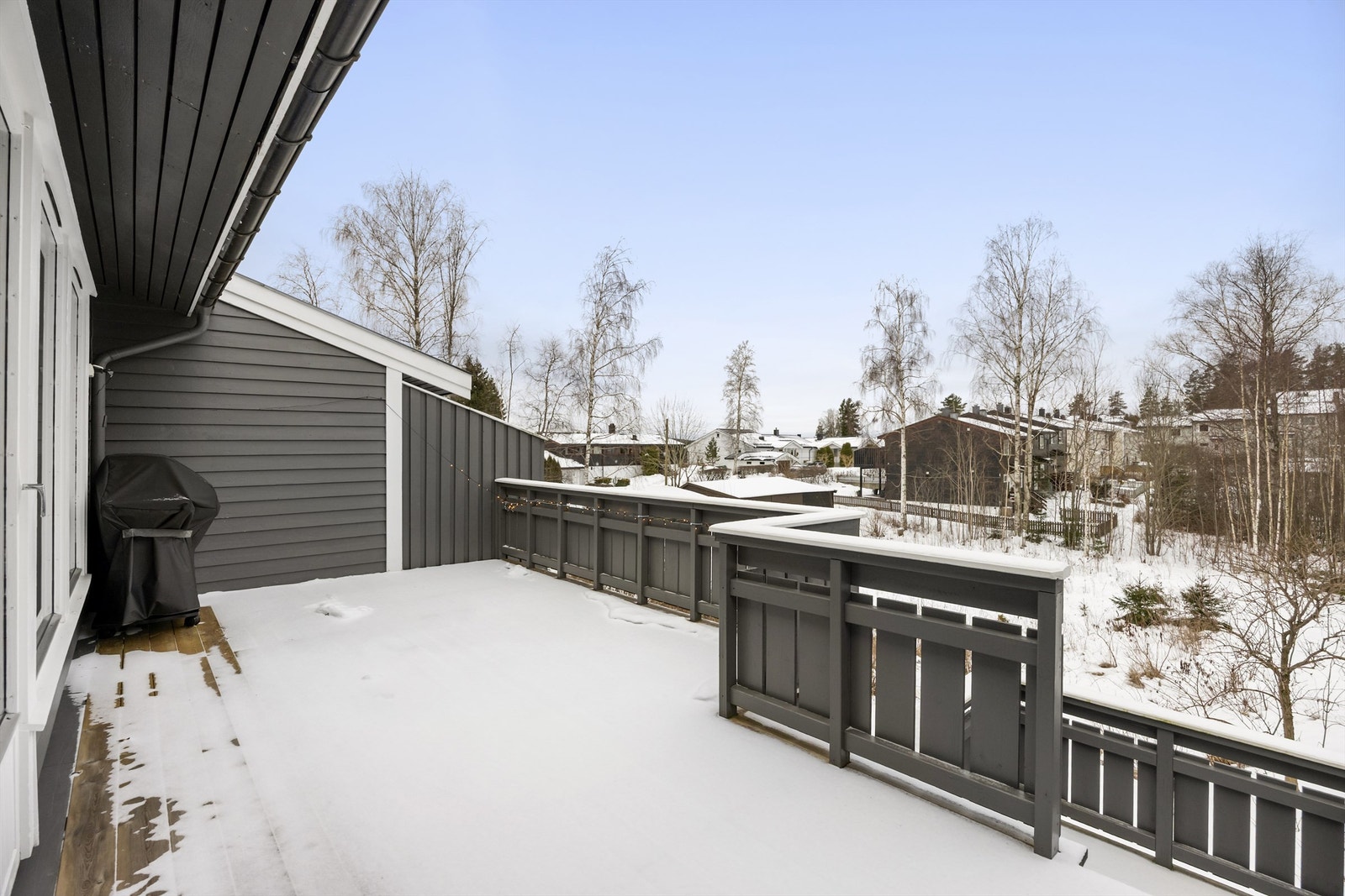 Vestvendt veranda på 21 kvm med svært gode solforhold. Galleribilde