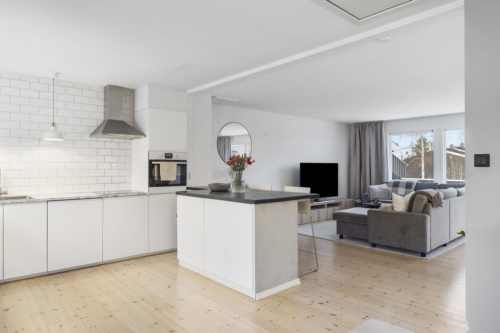 Praktisk kjøkkenøy med spiseplass. Galleribilde