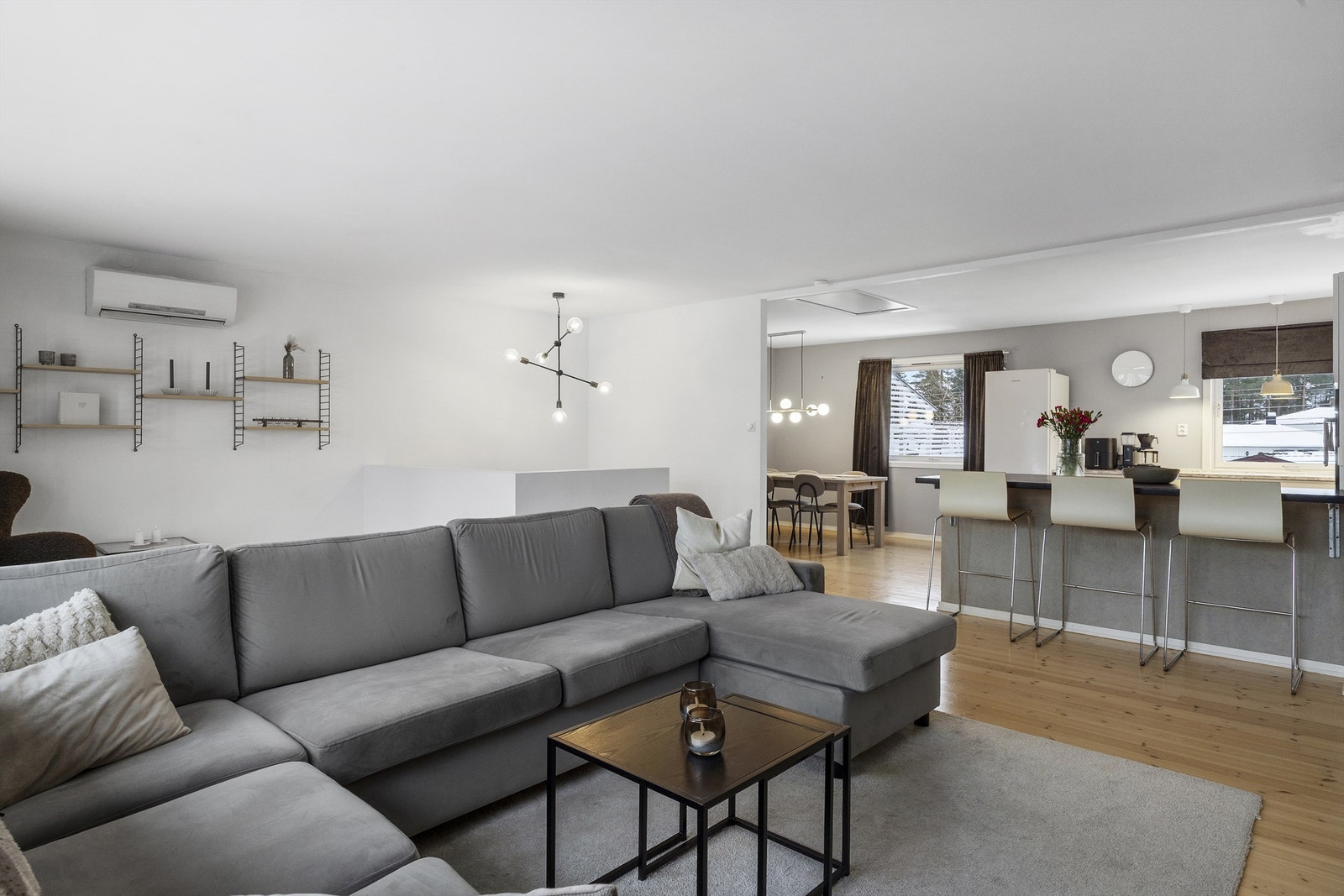 God plass til sofagruppe, spisestue og tilhørende møblement. Galleribilde