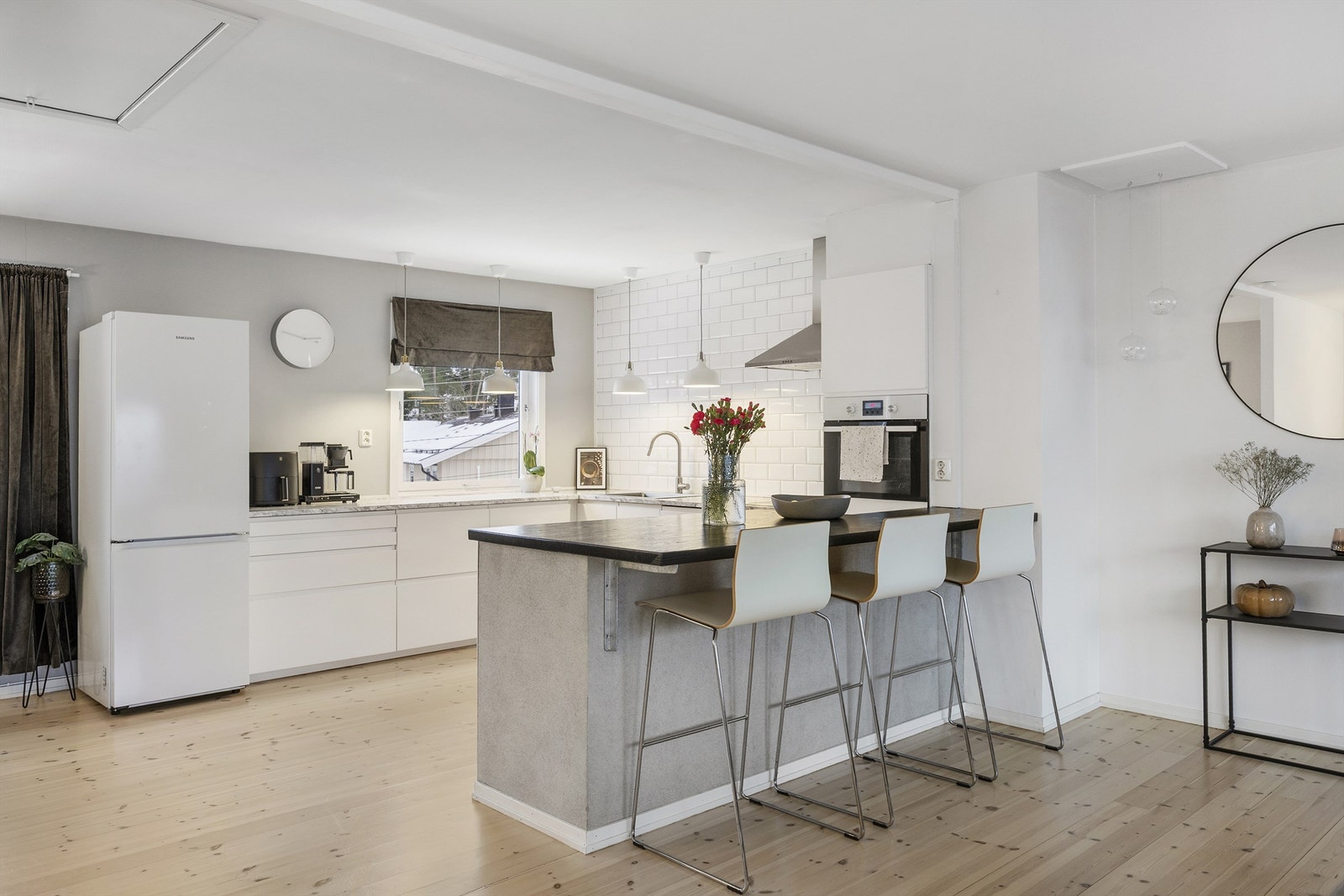 Kjøkken fra 2015 i åpen løsning mot stue. Galleribilde