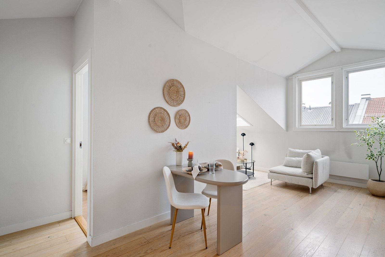 Gulvet har bruksmerker og kan med fordel slipes og behandles på nytt. Galleribilde