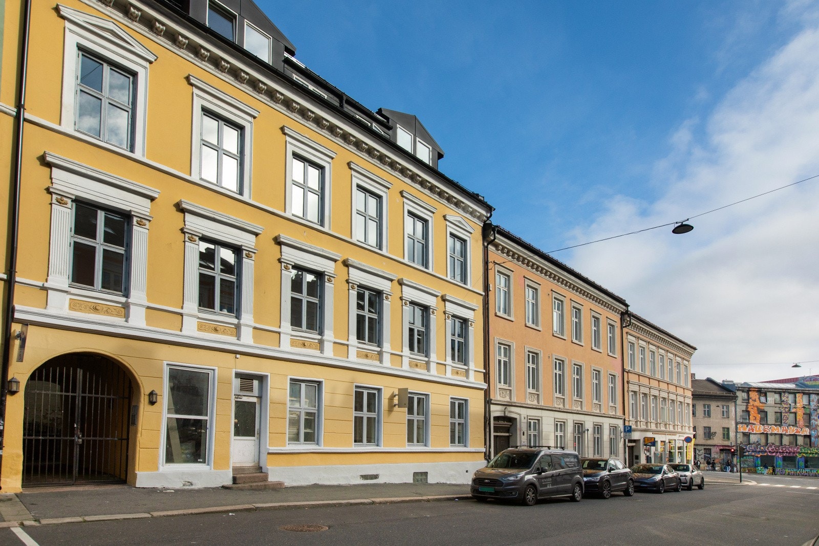 Leiligheten har en sentral og attraktiv plassering med umiddelbar nærhet til alt av Oslo's fasiliteter. Her bor du i knutepunktet mellom Fredensborg/St. Hanshaugen, sentrum og Grünerløkka. Galleribilde