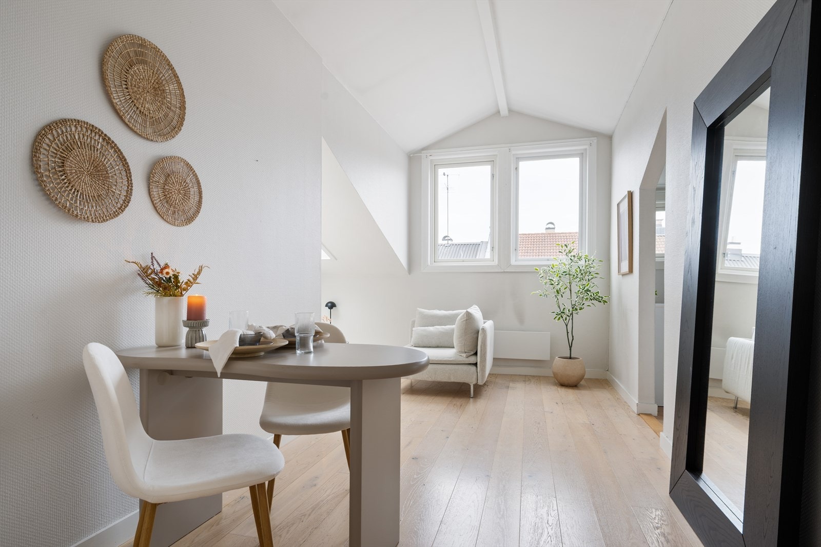 Velkommen til en loftsleilighet med særpreg. Store vindusflater som slipper inn godt med naturlig lys. Galleribilde