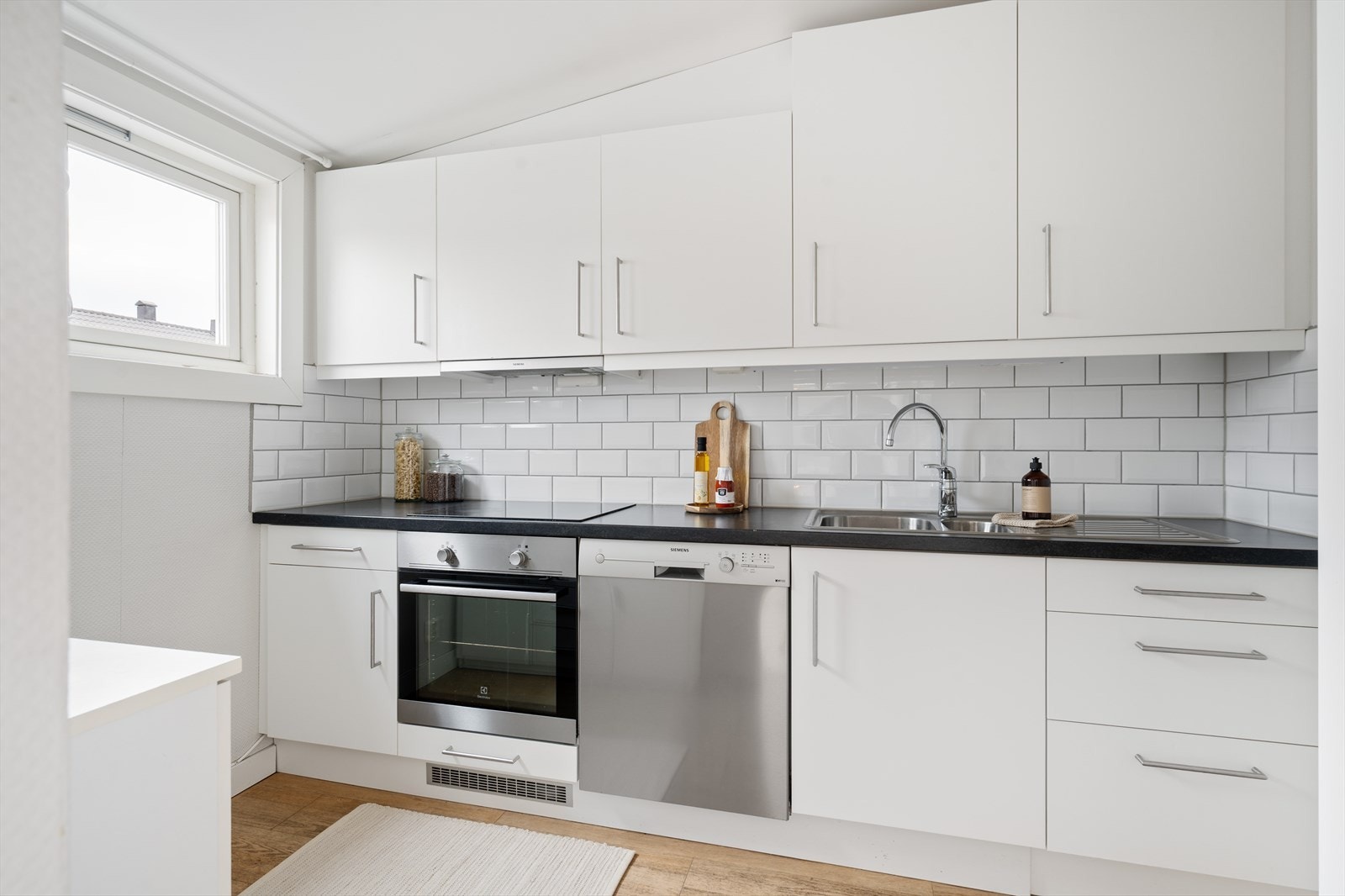 Separat kjøkken med god plass. Galleribilde