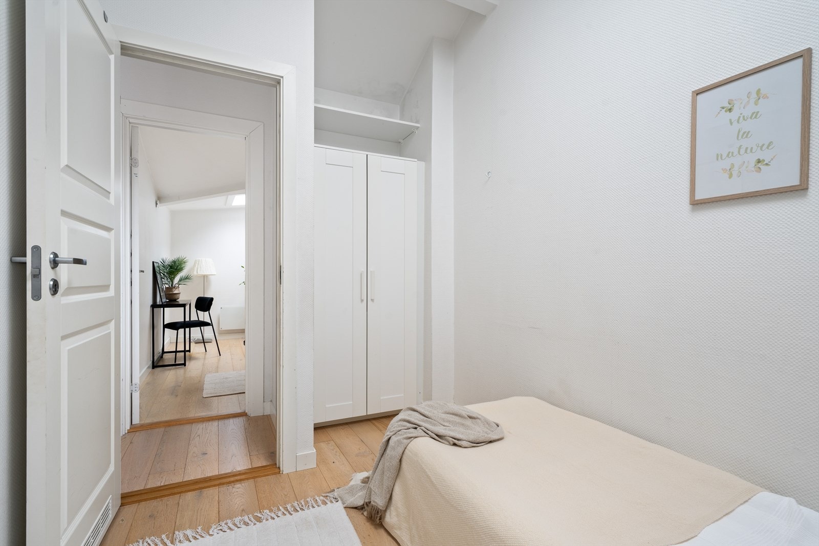 Soverom 3. Dette soverommet kan settes tilbake til stue om ønskelig, for enda bedre plass til sofa og spisebord. Galleribilde