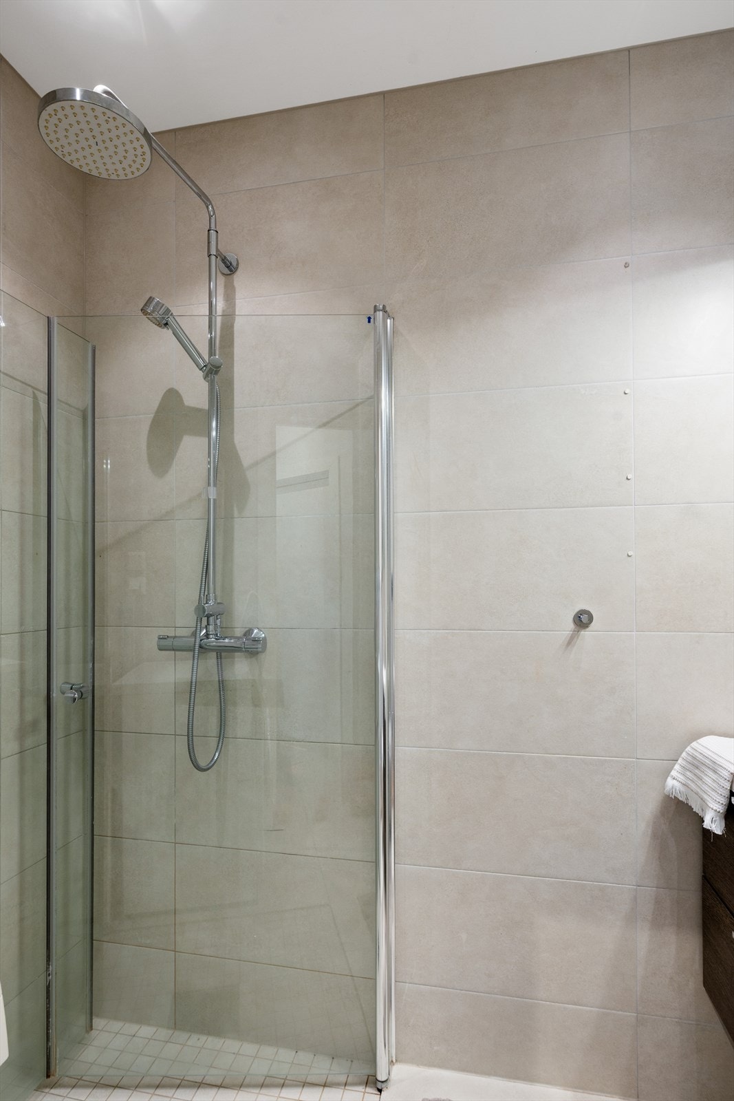 Det er plass til vaskemaskin på badet. Galleribilde