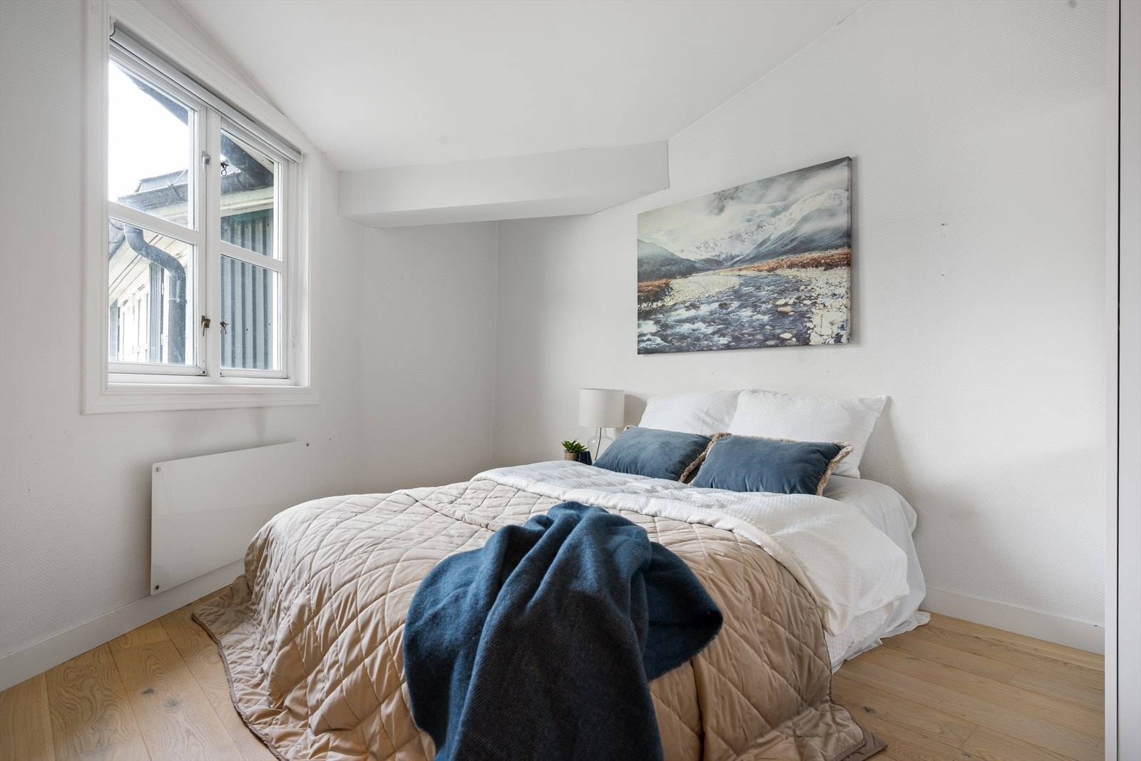 Soverom 2, vender også mot stille bakgård. Galleribilde