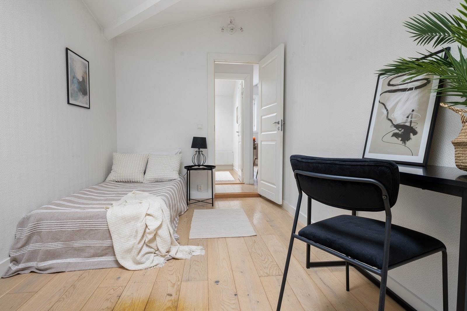 Soverom 1 vender mot stille bakgård. Galleribilde