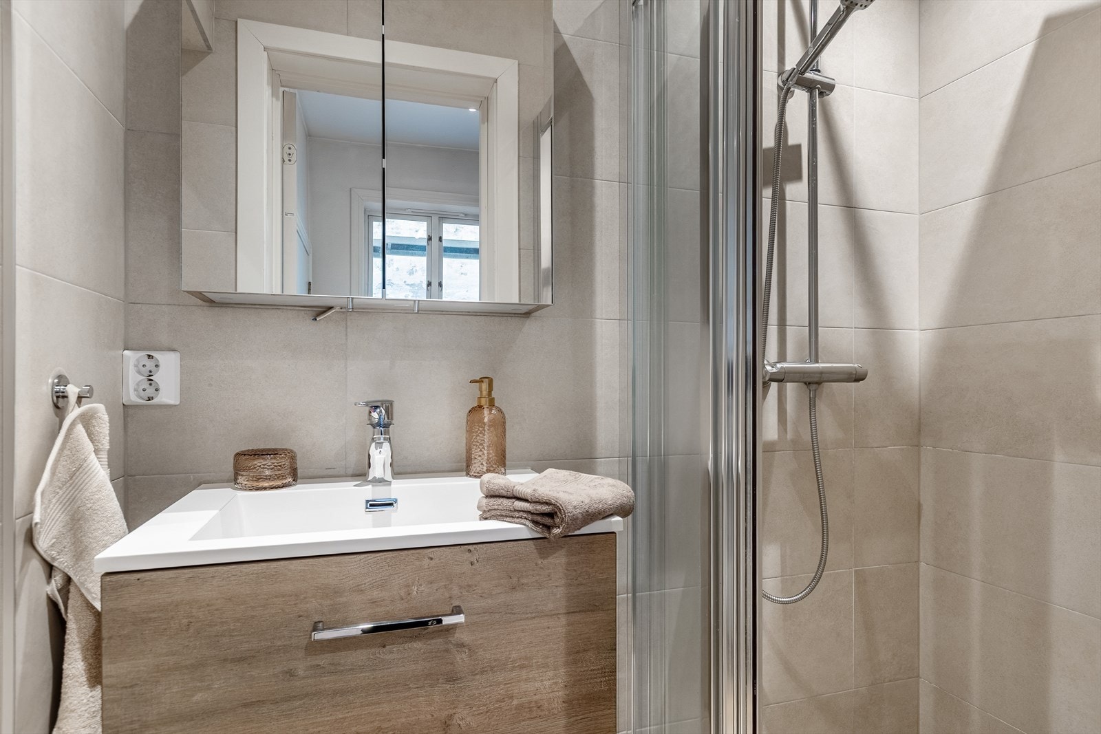 Fliser på vegger og gulv, med elektriske varmekabler. Galleribilde