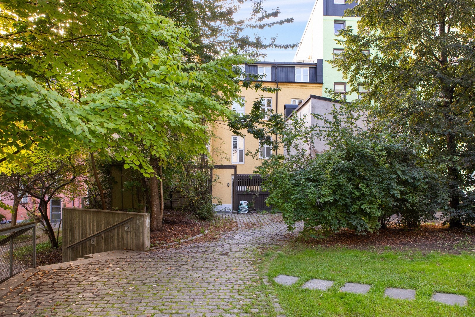 Denne eiendommen gis rett til adkomst på og bruk av uteområde på naboeiendom. Galleribilde