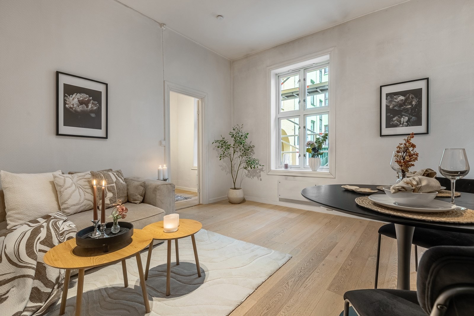 Pen lys stue som oppleves som lett å innrede. Galleribilde