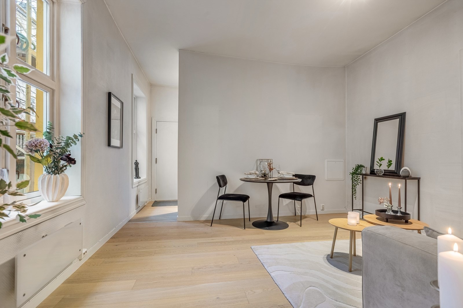 En leilighet med gode muligheter - veggene står klare for en oppgradering med ny maling Galleribilde