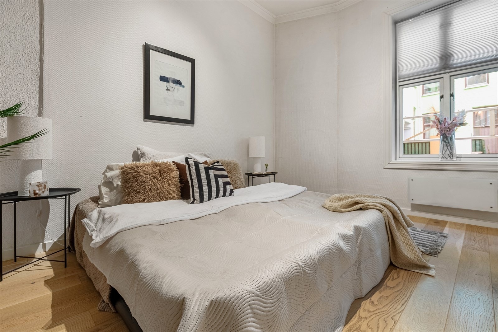 Leiligheten byr på ett meget romslige soverom. Galleribilde