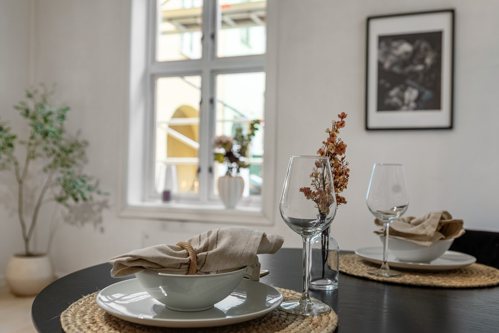 Her er er det god plass til både sittegruppe og spisebord. Galleribilde