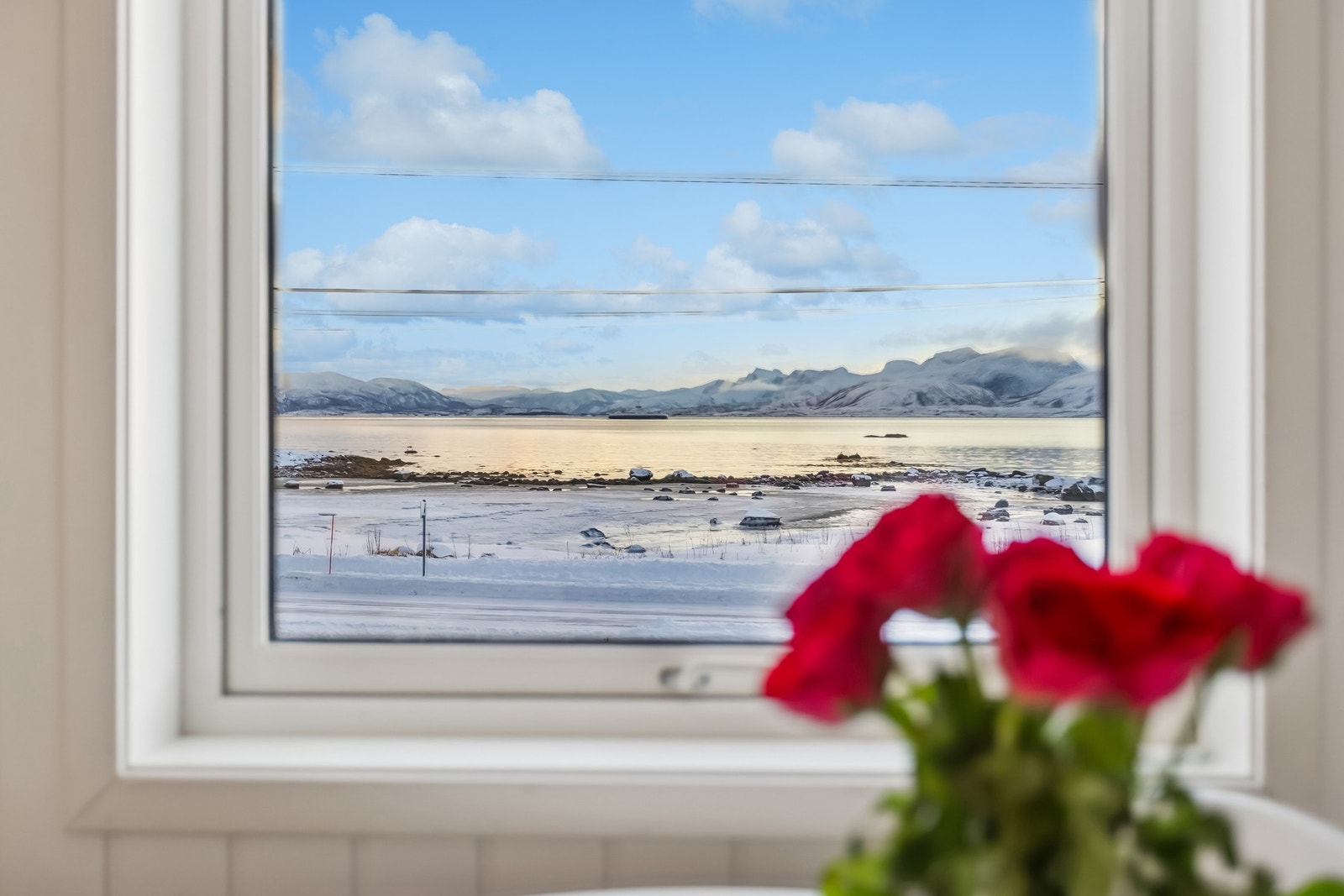 Eiendommen ligger i ytterkant av Lødingen med uforstyrret utsikt over Vestfjorden mot Barøya Galleribilde