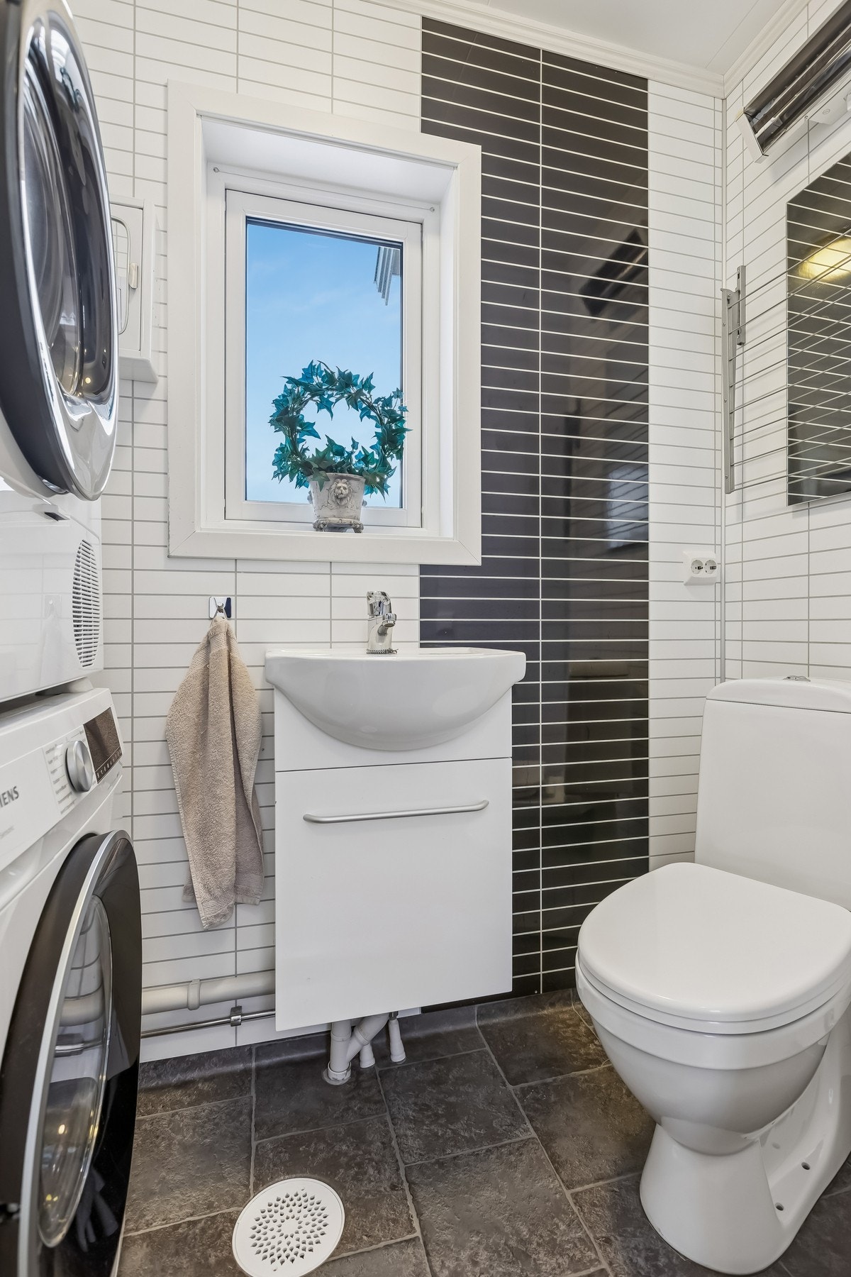 Kombinert vaskerom og toalettrom, alle våtrom ble totalrenovert i 2014 og det ble samtidig skiftet varmtvannsbereder Galleribilde