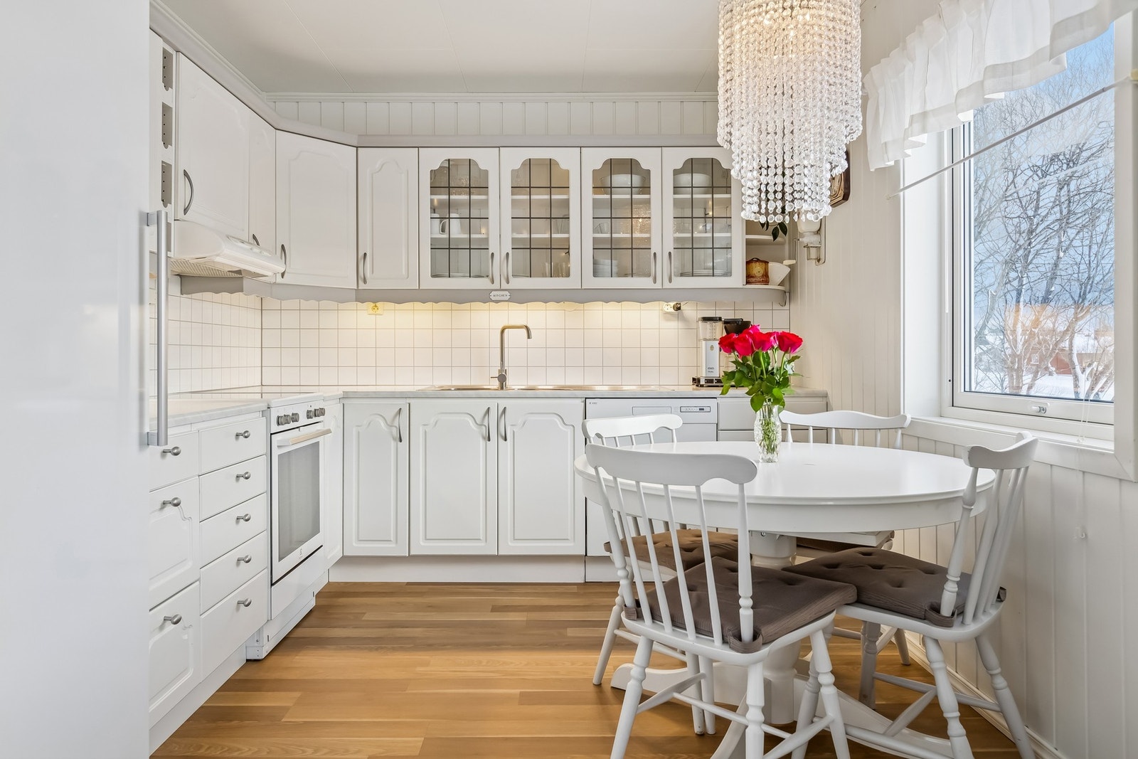 Kjøkkeninnredningen byr på god skap- og benkeplass Galleribilde