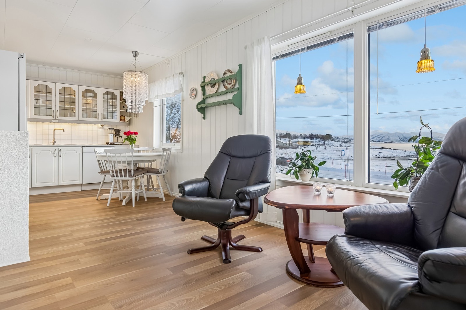 Sosial og møbleringsvennlig stue med plass til både sofagruppe, sittesone og spiseplass inne på kjøkkenet Galleribilde