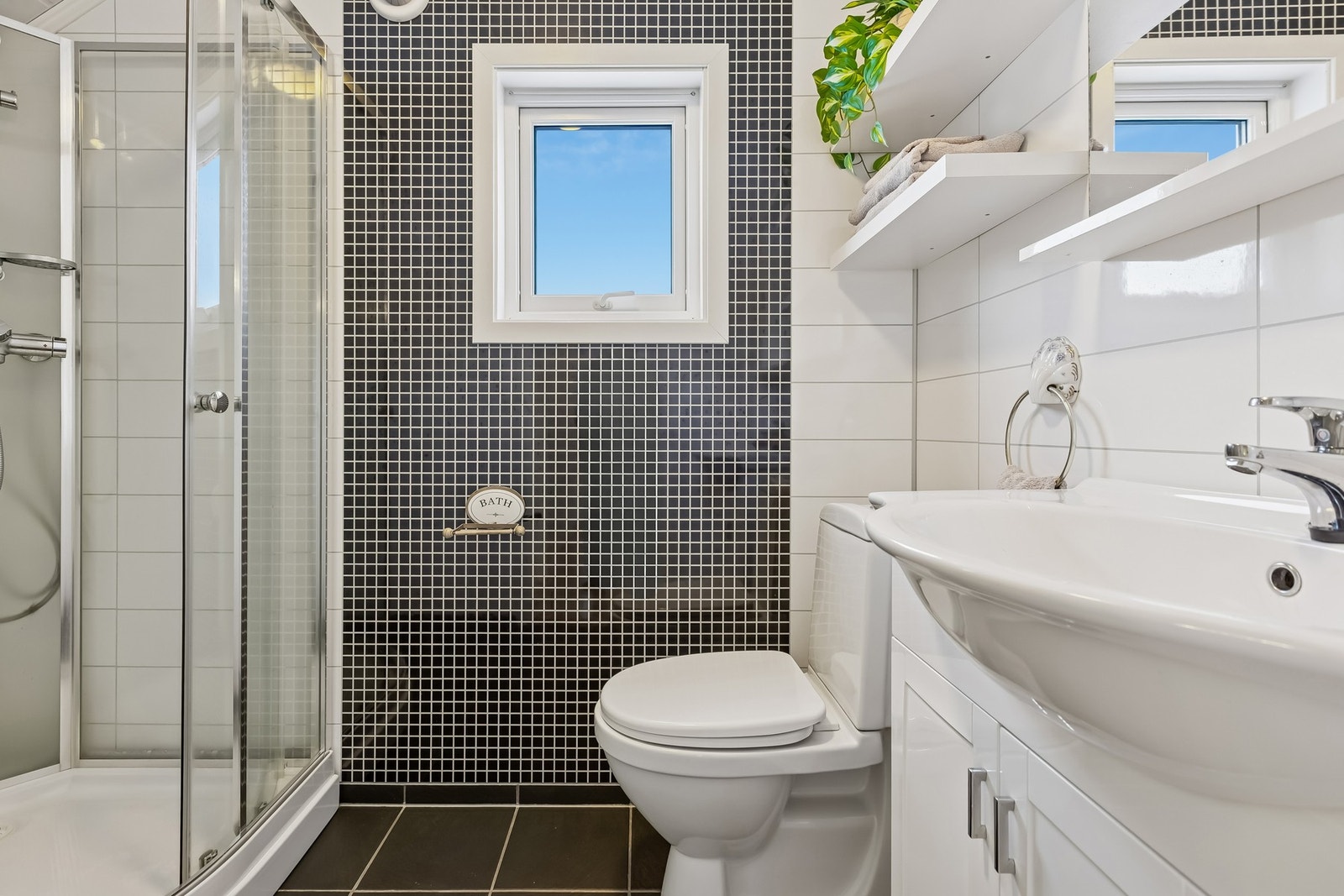 Baderom renovert i 2014 - inneholder servantinnredning, toalett og dusjkabinett Galleribilde