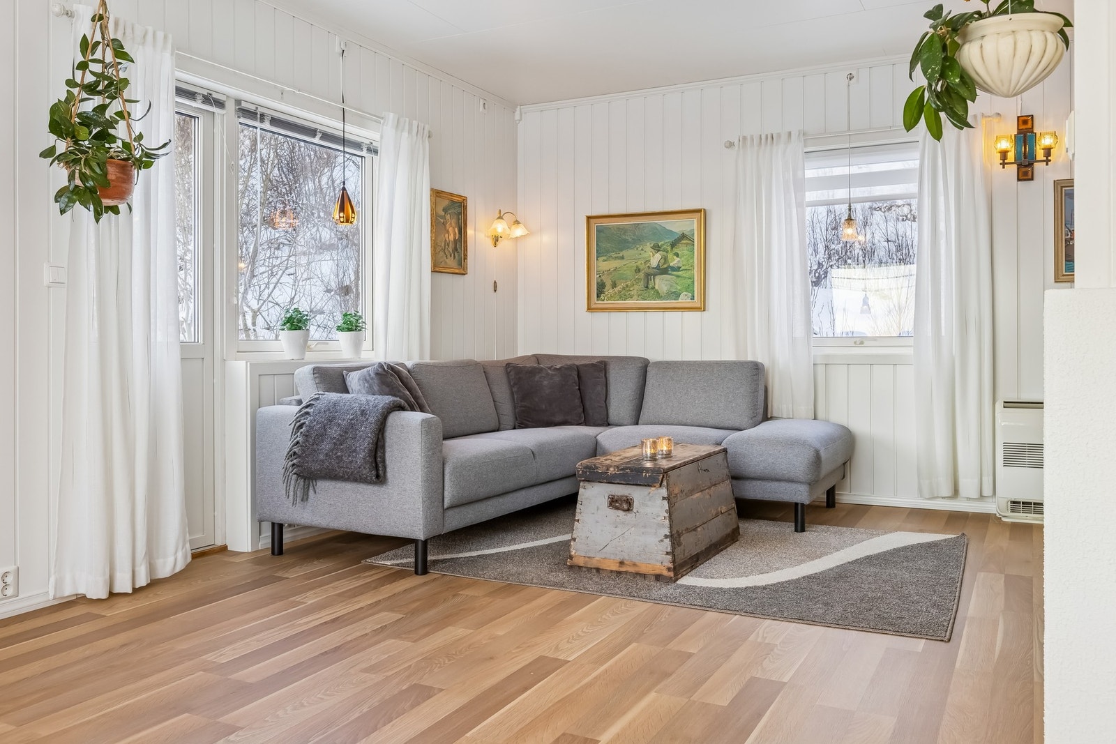 Boligen byr på lyse, tidløse overflater som er skiftet i forbindelse med renoveringen Galleribilde