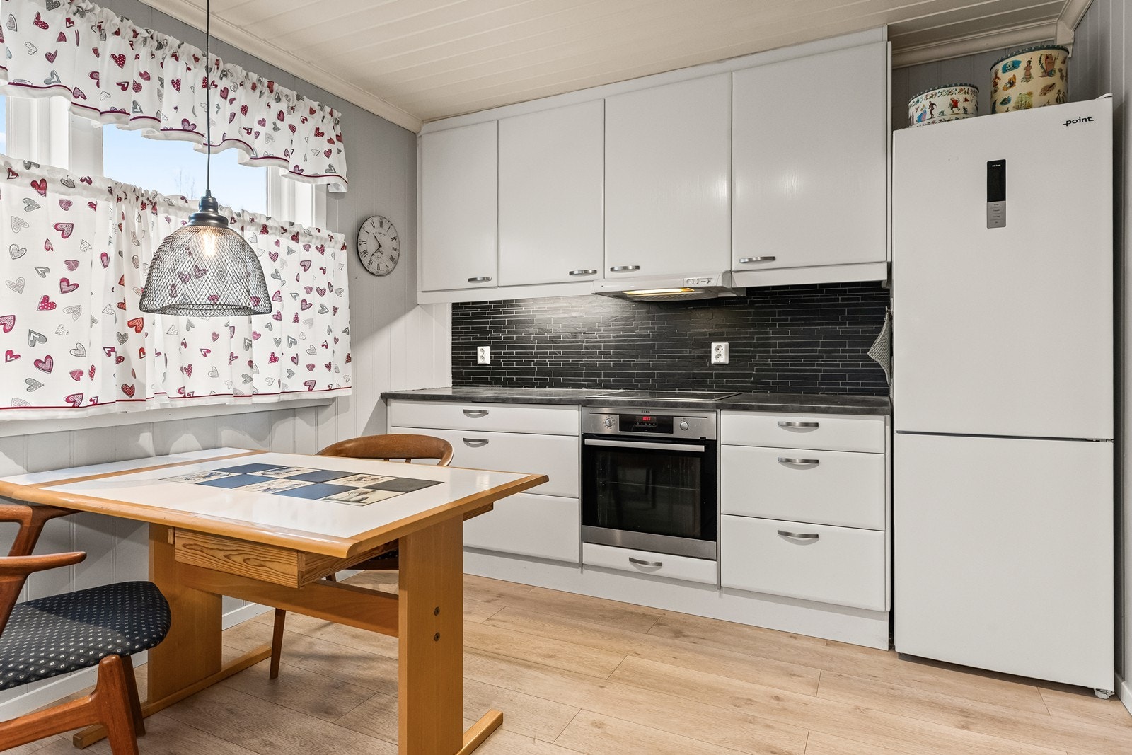 Innredningen har integrert stekeovn og platetopp, samt opplegg for oppvaskmaskin. Galleribilde