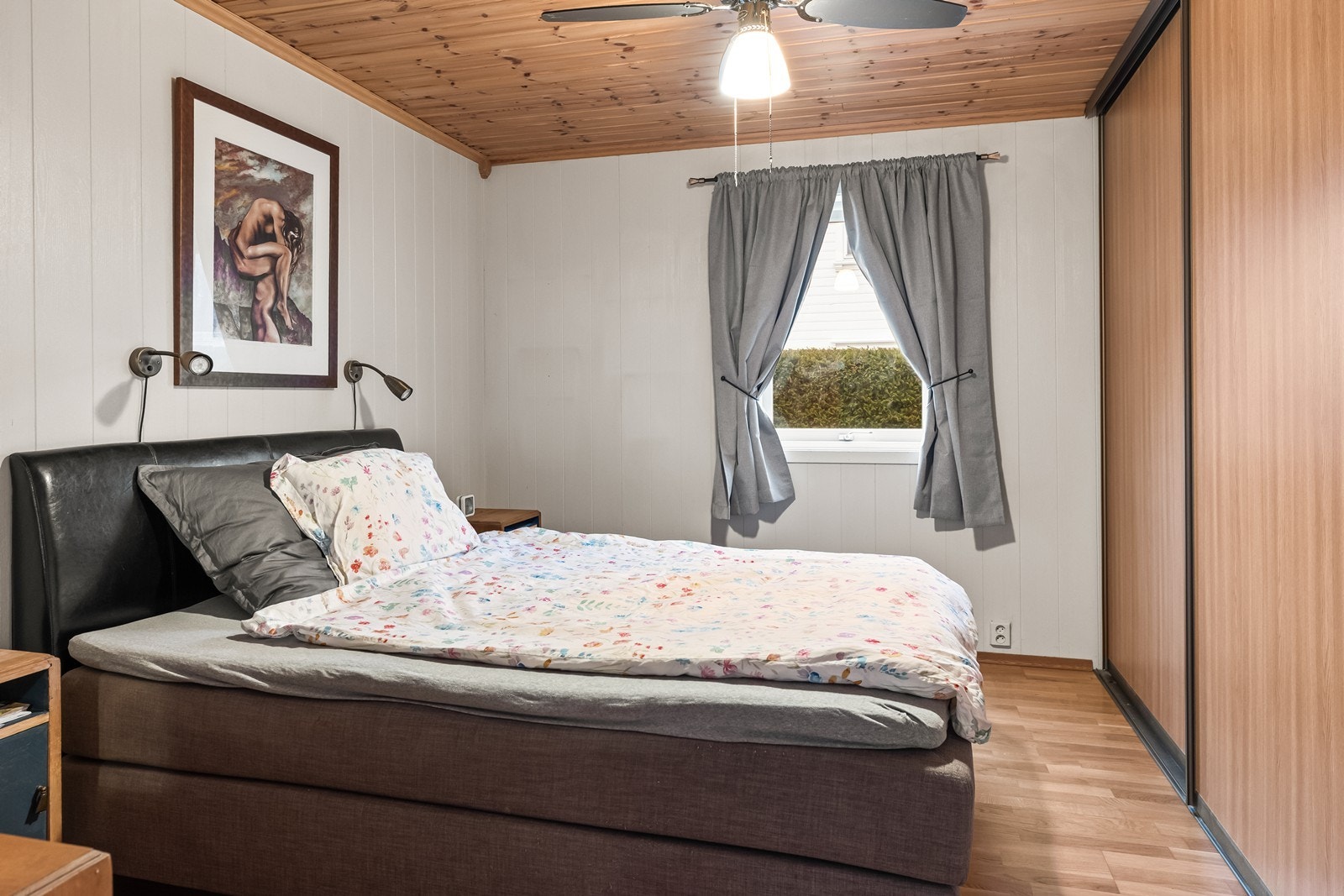 Hovedsoverommet er romslig og utstyrt med en stor skyvedørsgarderobe. Galleribilde