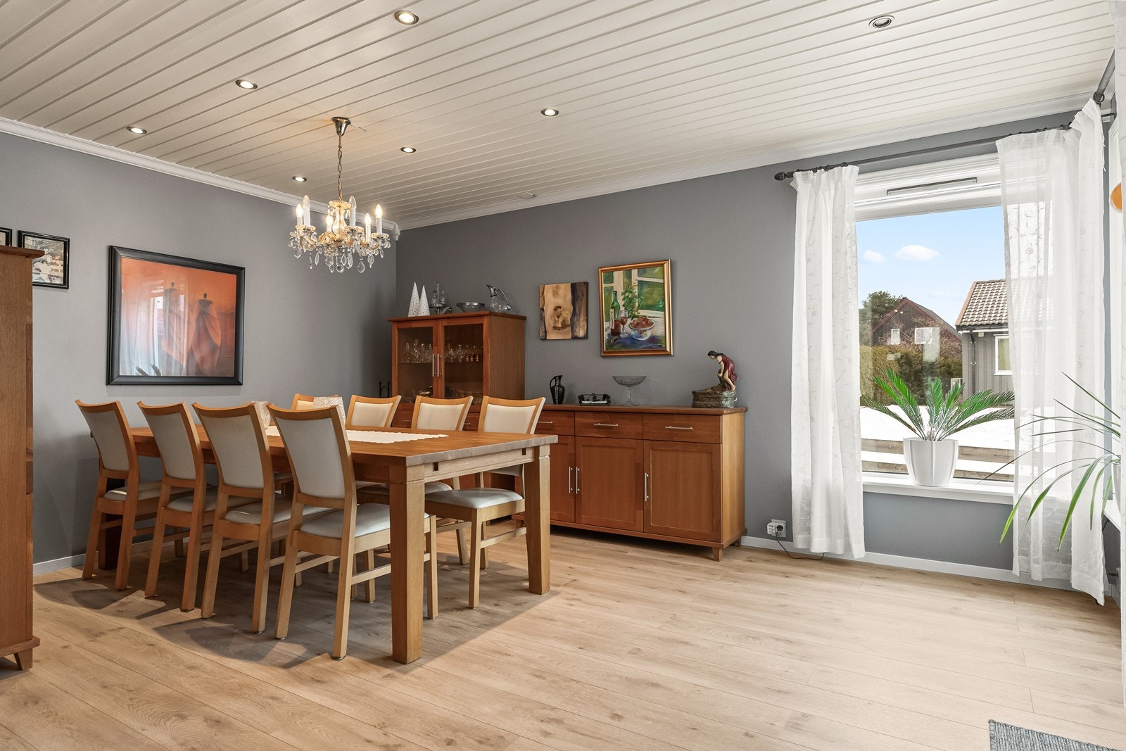 Spisestuen har god plass til et stort spisebord for hyggelige sammenkomster. Galleribilde