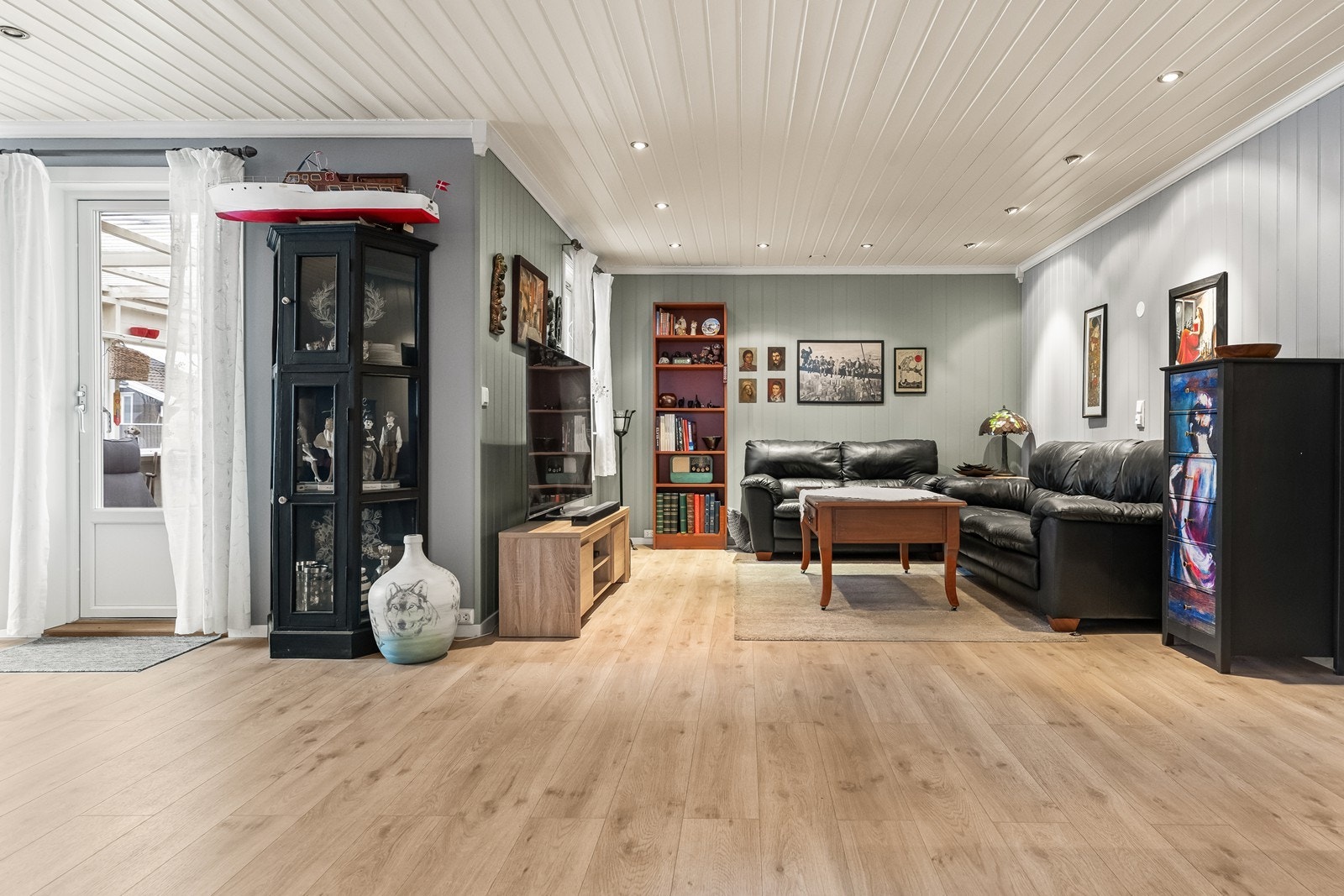 Store gulvflater og gjennomgående laminatgulv gir et helhetlig inntrykk. Galleribilde