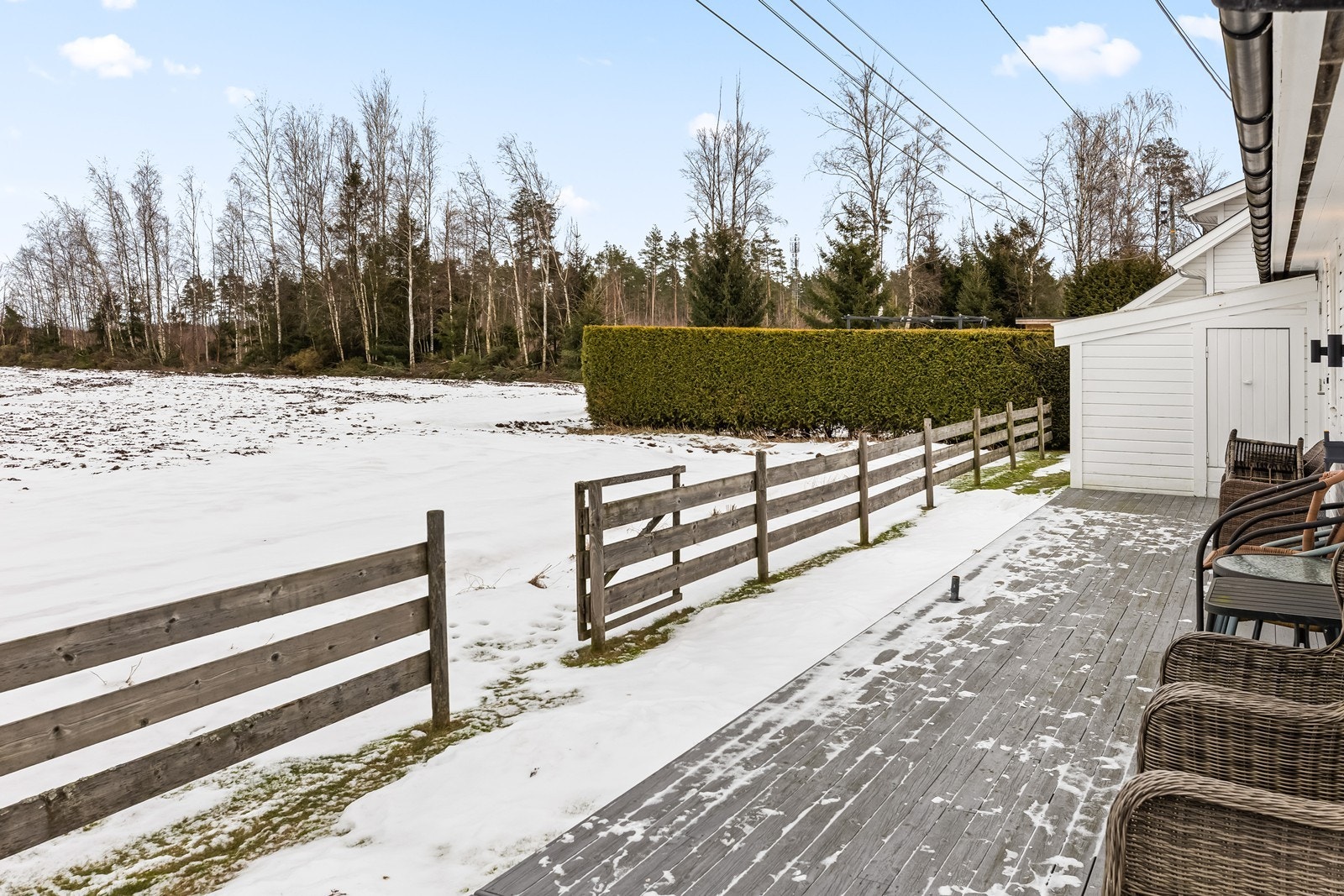 Terrassen strekker seg langs deler av boligens fasade. Galleribilde