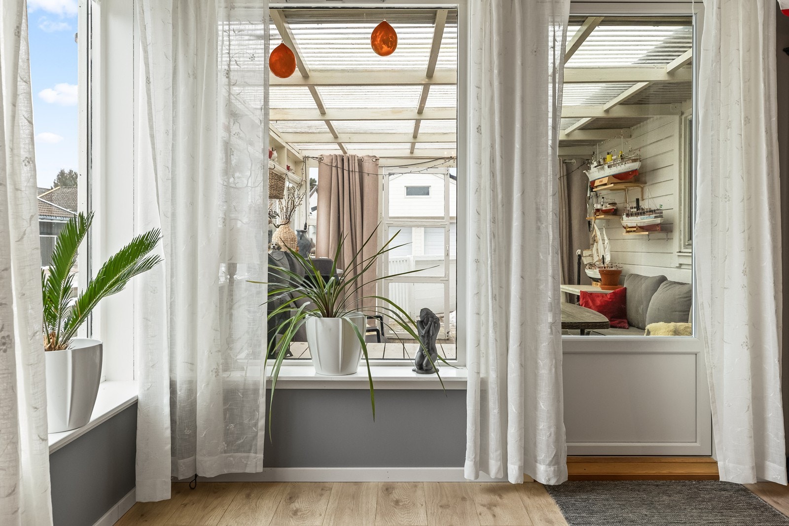 Fra stuen er det direkte utgang til en overbygd veranda. Galleribilde