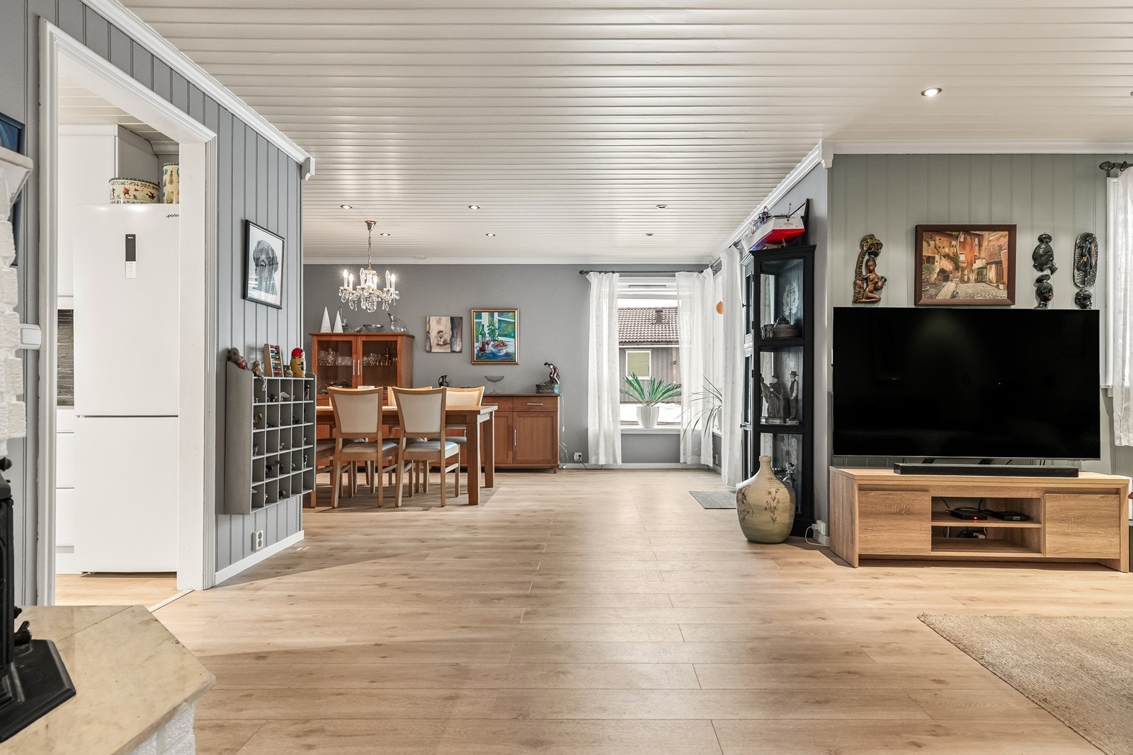 Åpen løsning mellom stue og spisestue skaper en sosial og luftig atmosfære. Galleribilde