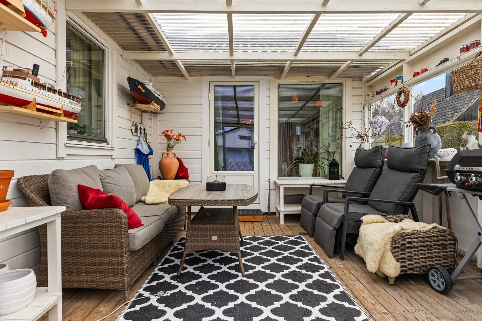 Verandaen fungerer som et ekstra oppholdsrom med plass til sittegruppe. Galleribilde