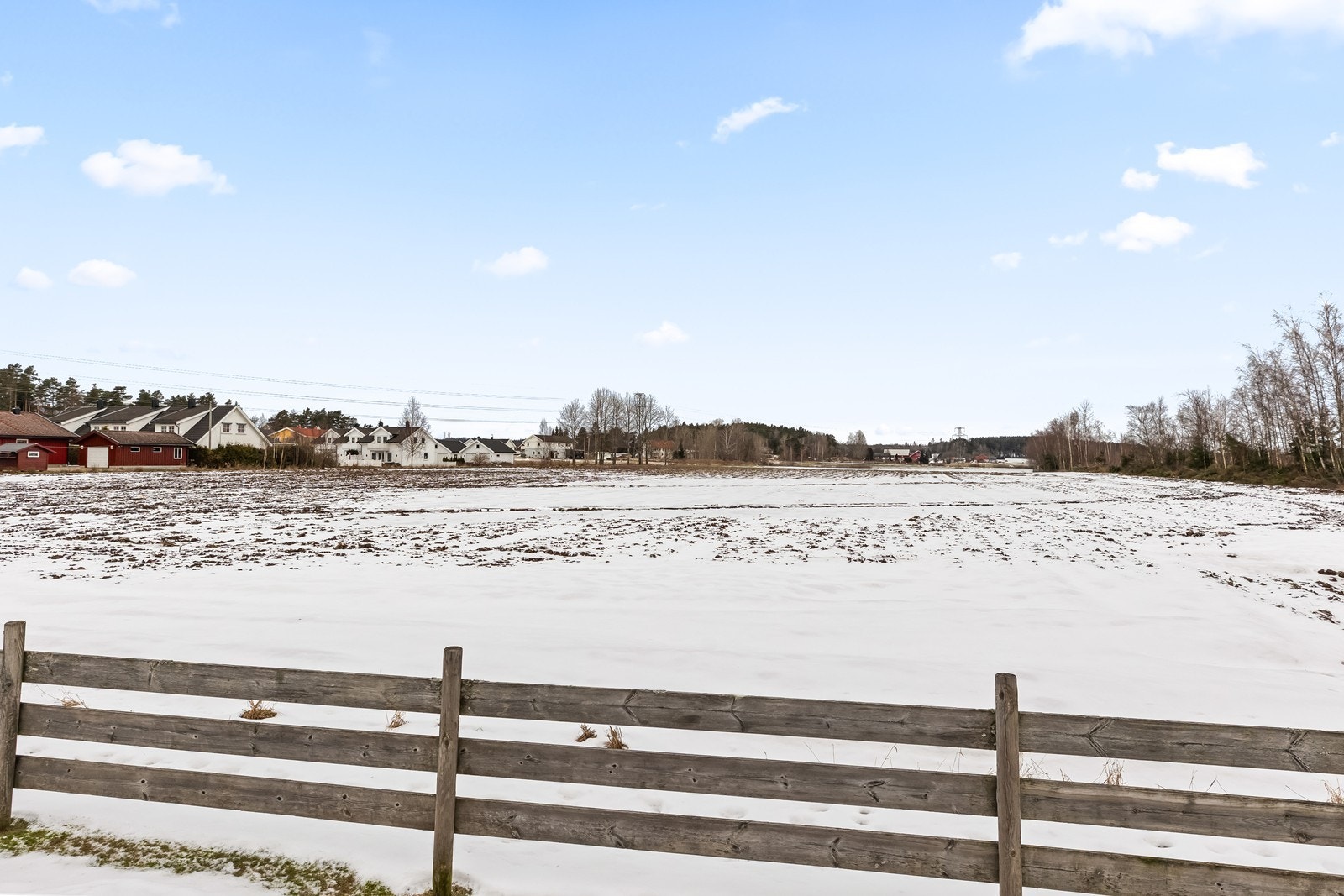 Eiendommen ligger i landlige og åpne omgivelser med utsikt over jorder. Galleribilde