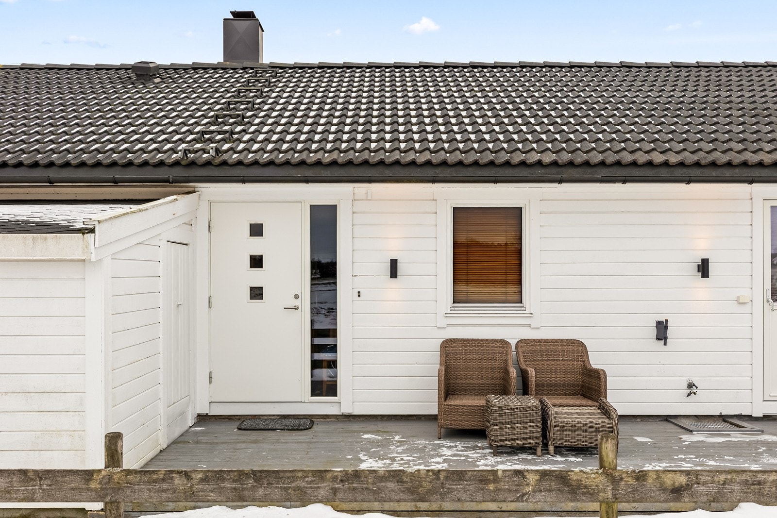 Moderne ytterdør og utebelysning ved inngangspartiet. Galleribilde