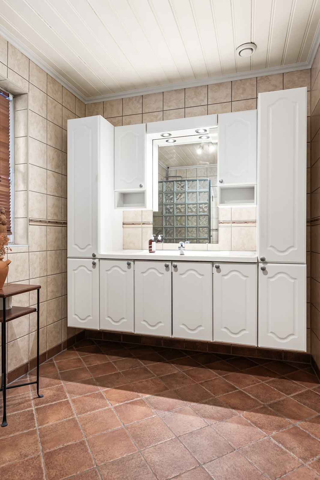 Baderomsinnredningen byr på rikelig med oppbevaringsplass. Galleribilde