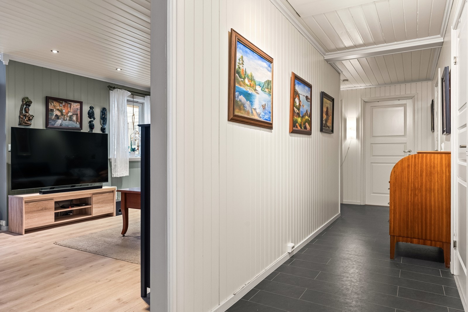 Fra entreen ledes du videre inn i boligens sentrale oppholdsrom. Galleribilde