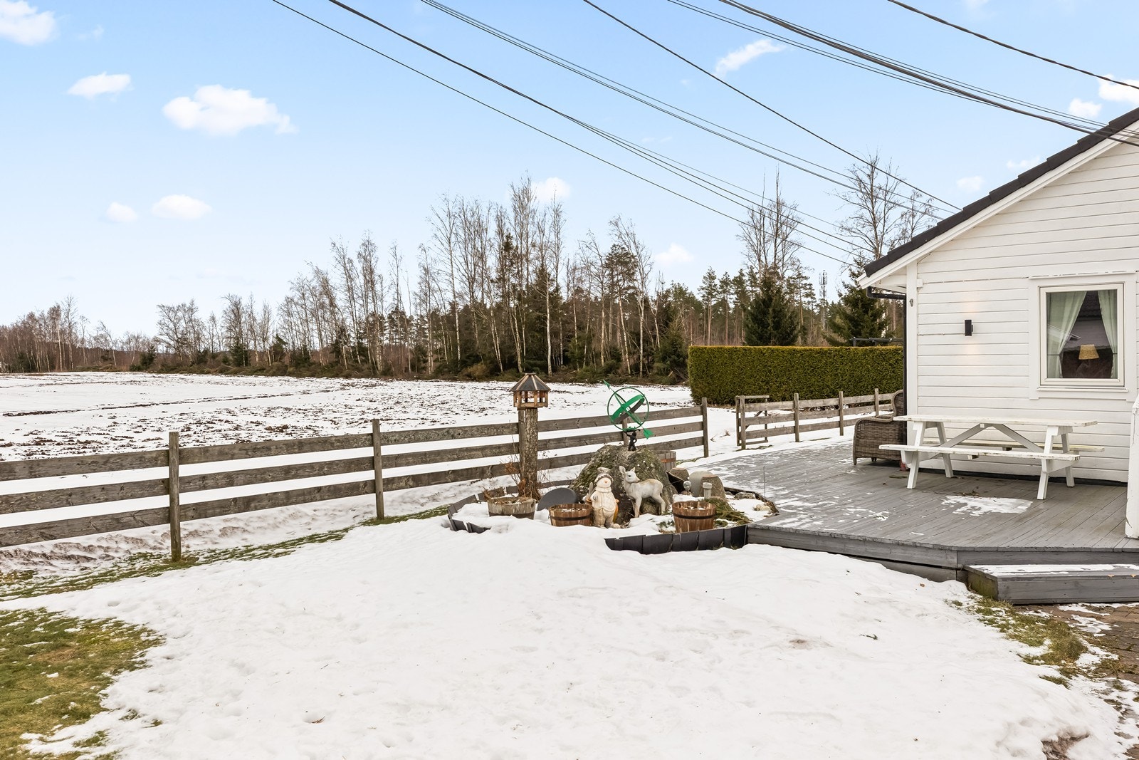 Rundt boligen er det anlagt flere terrasseområder og uteplasser med rom for flere sittegrupper. Galleribilde