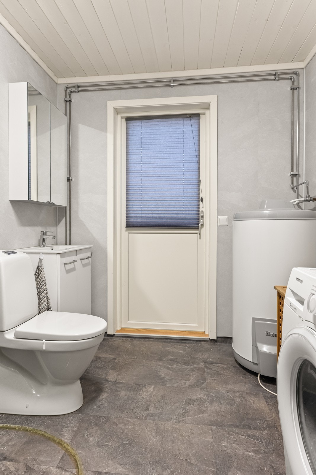 Praktisk kombinert bad og vaskerom med egen utgang. Galleribilde