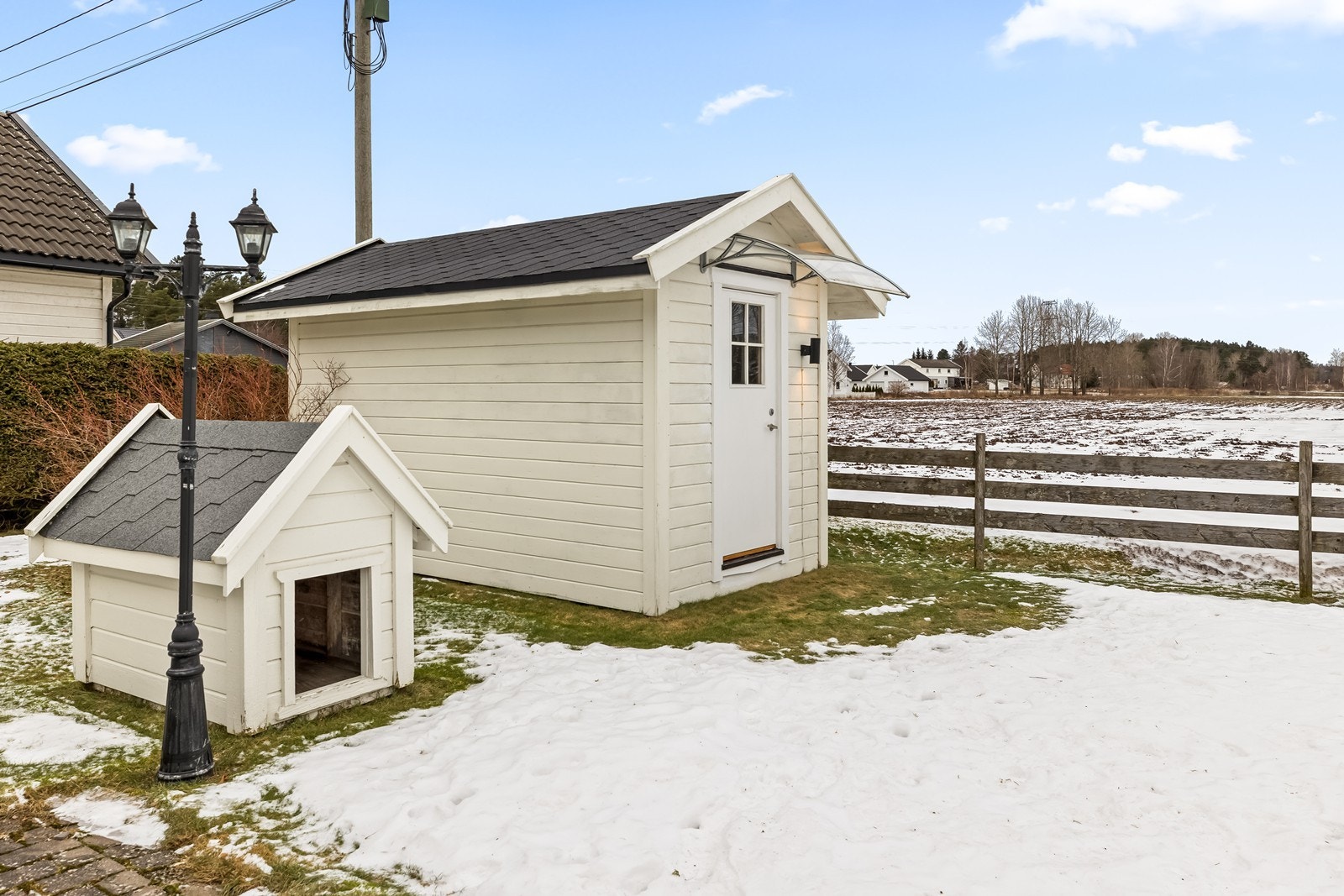 På tomten står en praktisk utebod for ekstra lagring av hageredskaper. Galleribilde