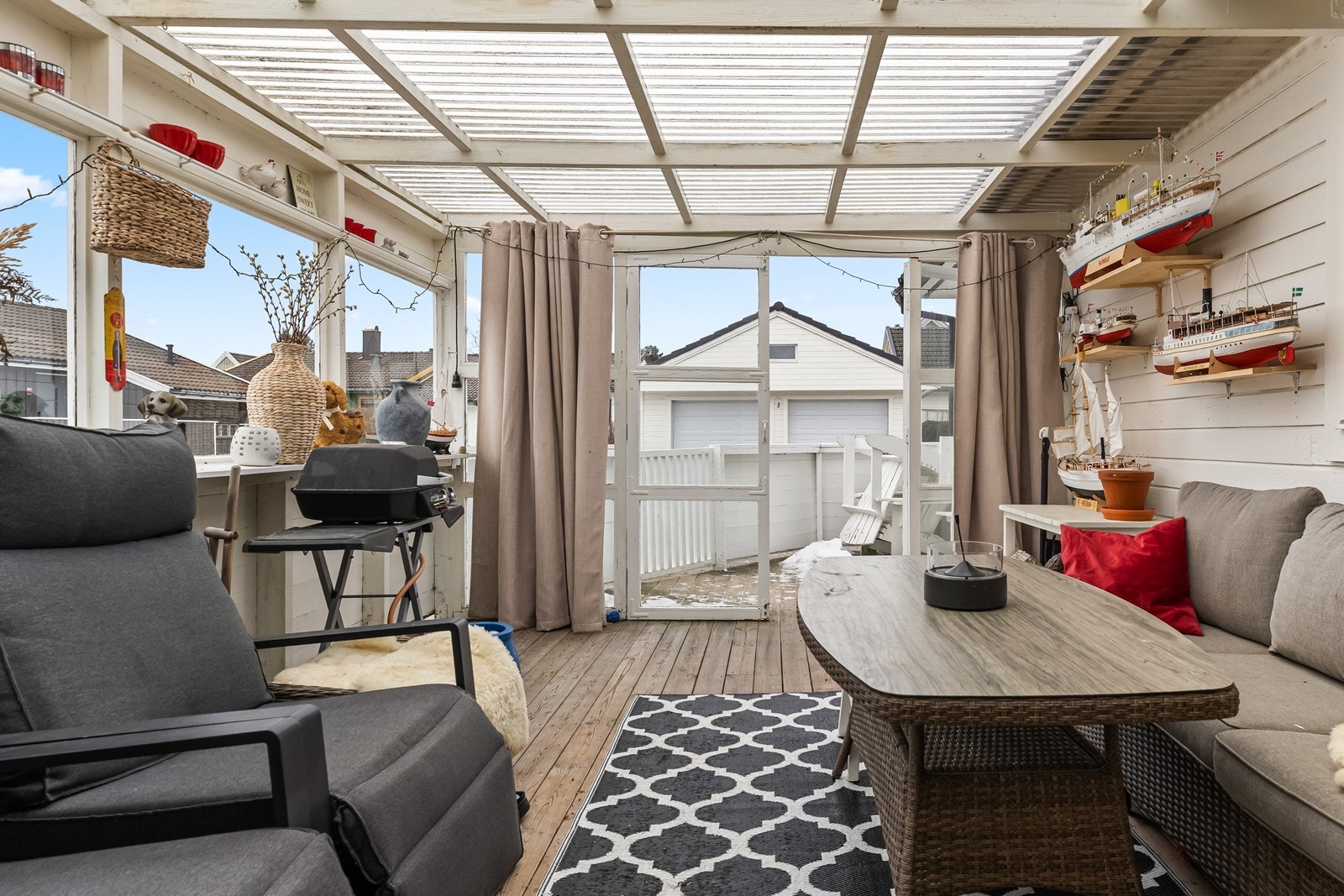 Skyvedører åpner opp mot terrassen og uteområdet. Galleribilde