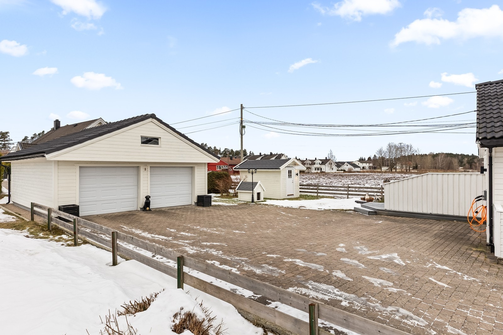 Dobbel garasje med god plass til både biler og oppbevaring. Galleribilde