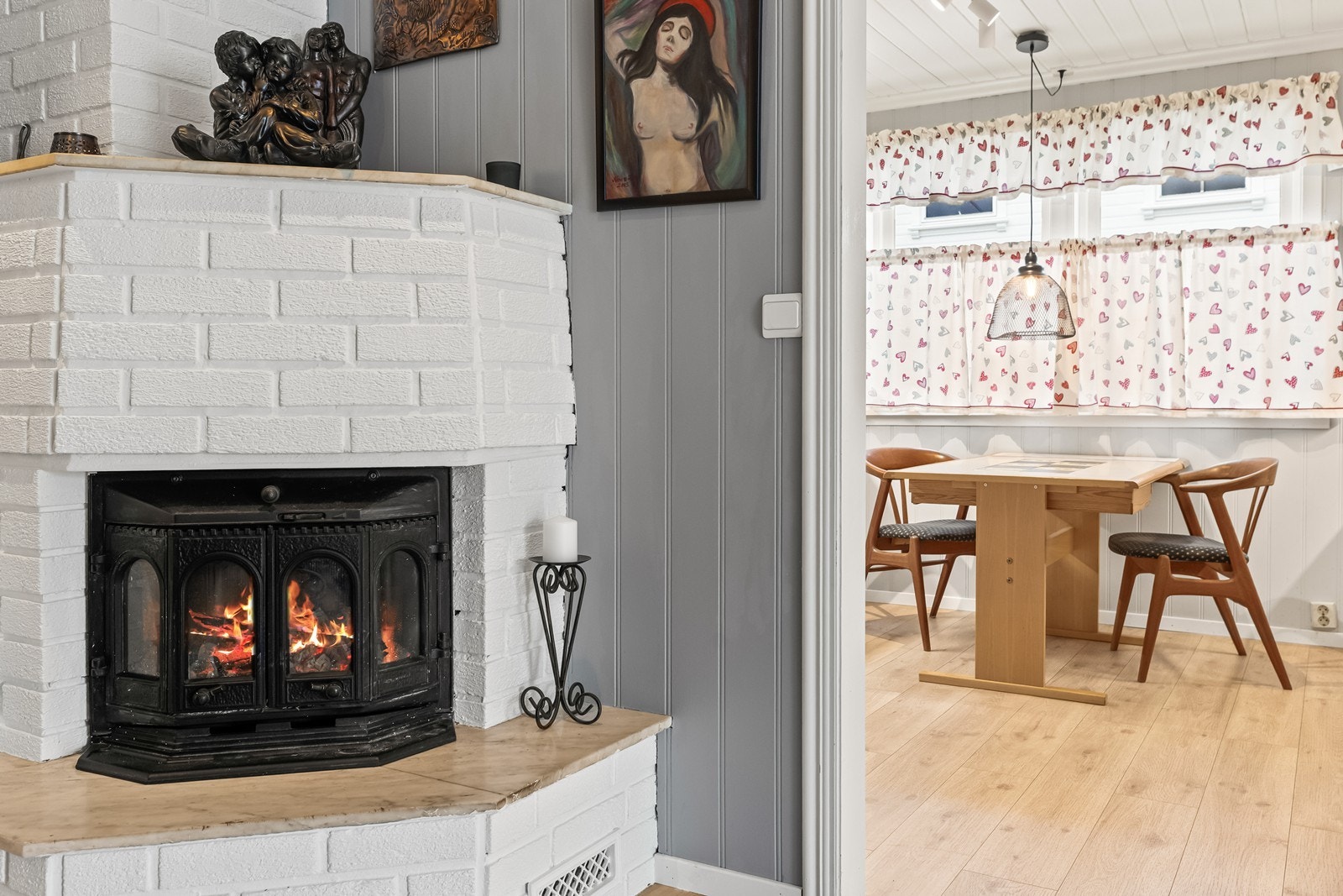 Peisen er et sentralt element som binder sammen stue og kjøkken. Galleribilde