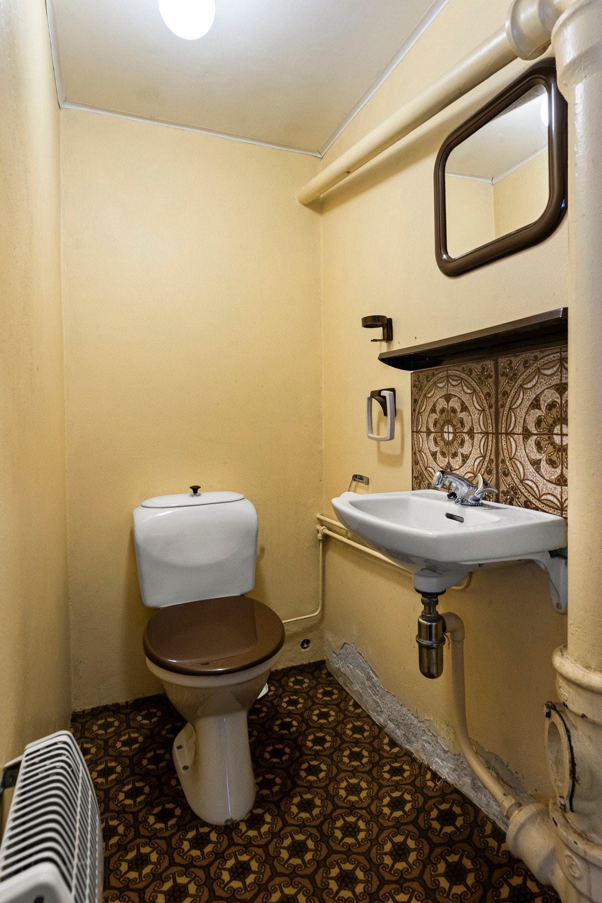 Separat toalettrom i underetasjen Galleribilde