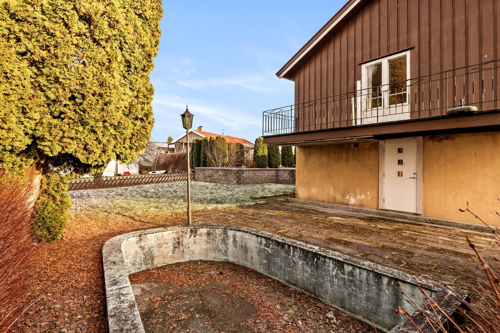 Romslig og fin hage Galleribilde