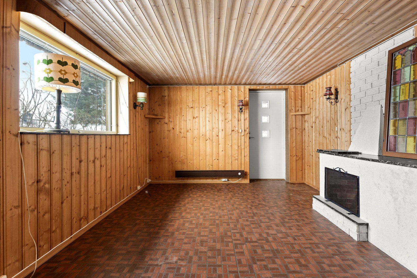 Kjellerstue med egen utgang (peisen er ikke ekte) Galleribilde