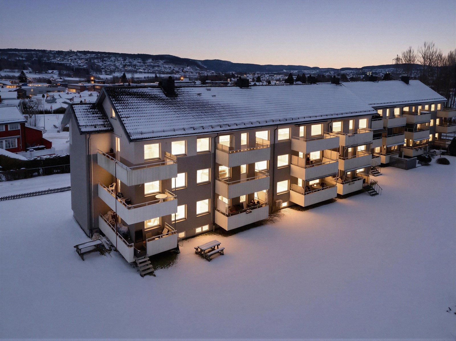 I kort avstand fra boligen er det et bydelssenter som i dag har Rema 1000, klesbutikken LAGER 157 og burgerkjeden MAX, samt mulighet for fylling av drivstoff. Galleribilde