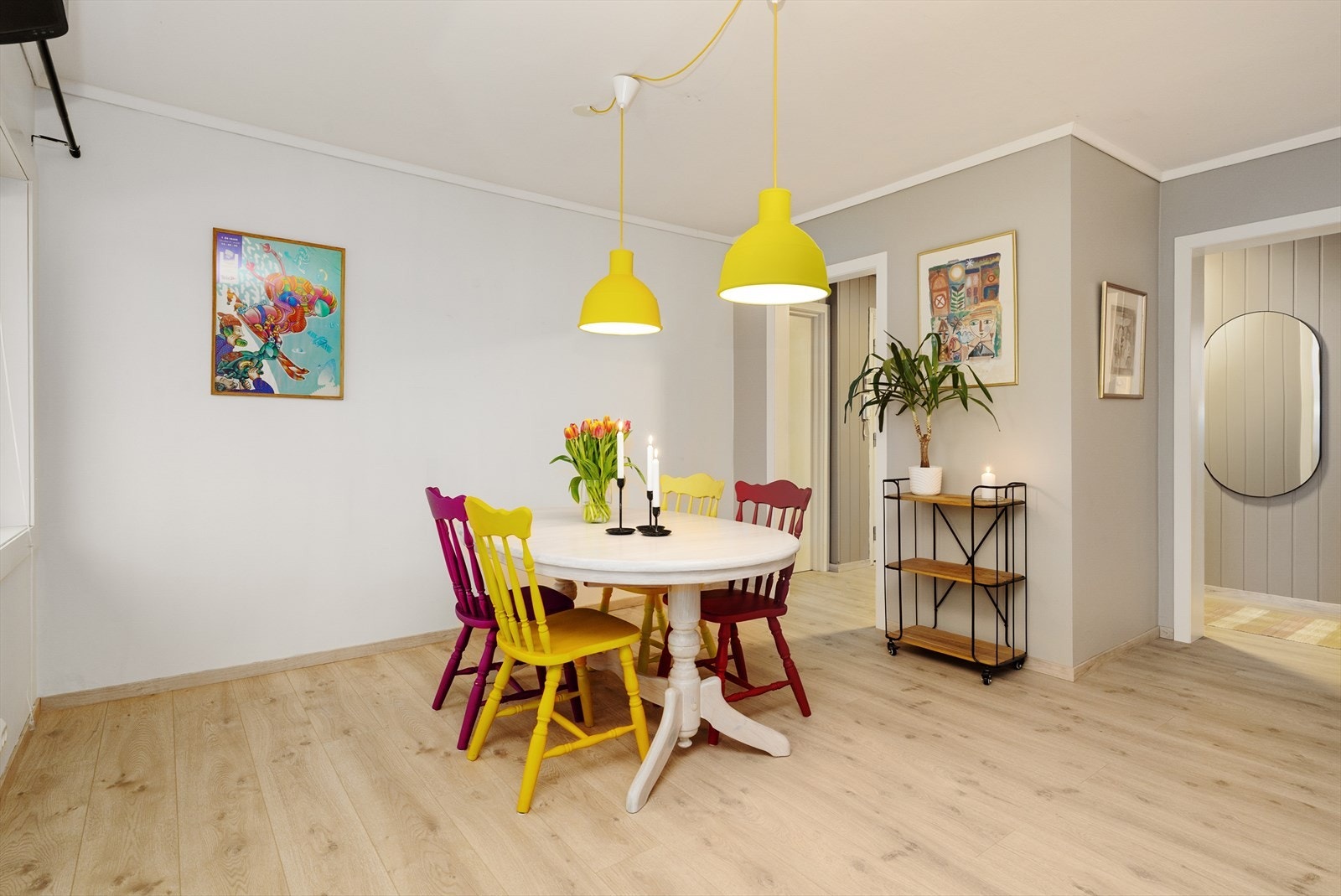 I stuen er det montert varmepumpe i 2022 som gir en jevn og god varme. Varmepumpen har gjennomført service i 2025. Galleribilde