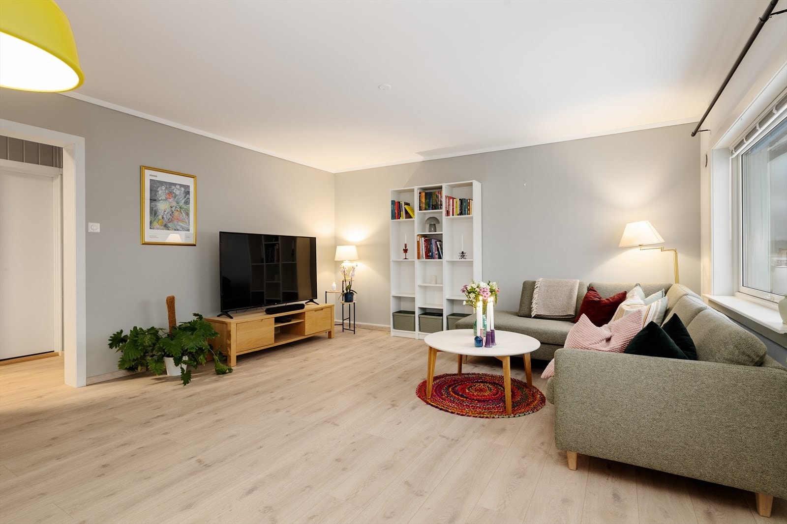 Leiligheten har pene overflater som er malt opp i delikate og tidsriktige fargetoner, på gulv er det gjennomgående laminat som et helhetlig og flott inntrykk. Galleribilde